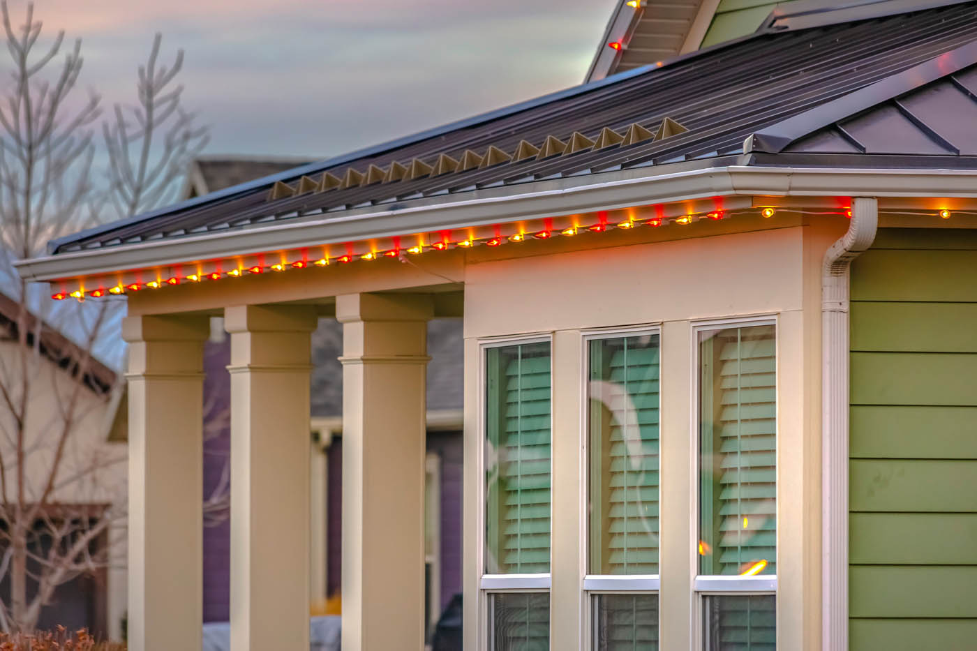 A house with professionally installed Christmas lights from Window Ninjas Virginia Beach.