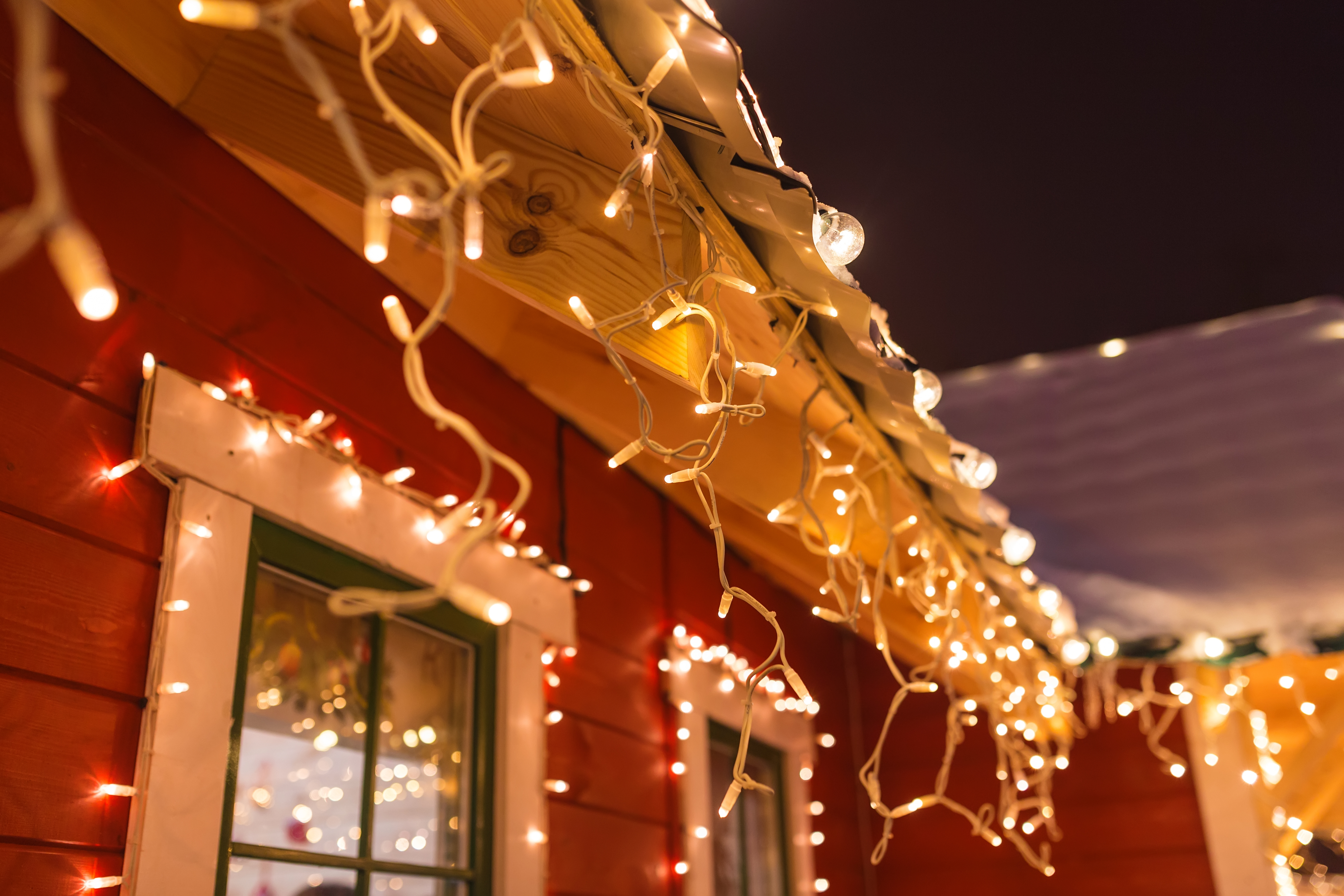 A picture of beautiful string lights on a roof - Window Ninjas, best for outdoor christmas lights installation in Greenville, SC.