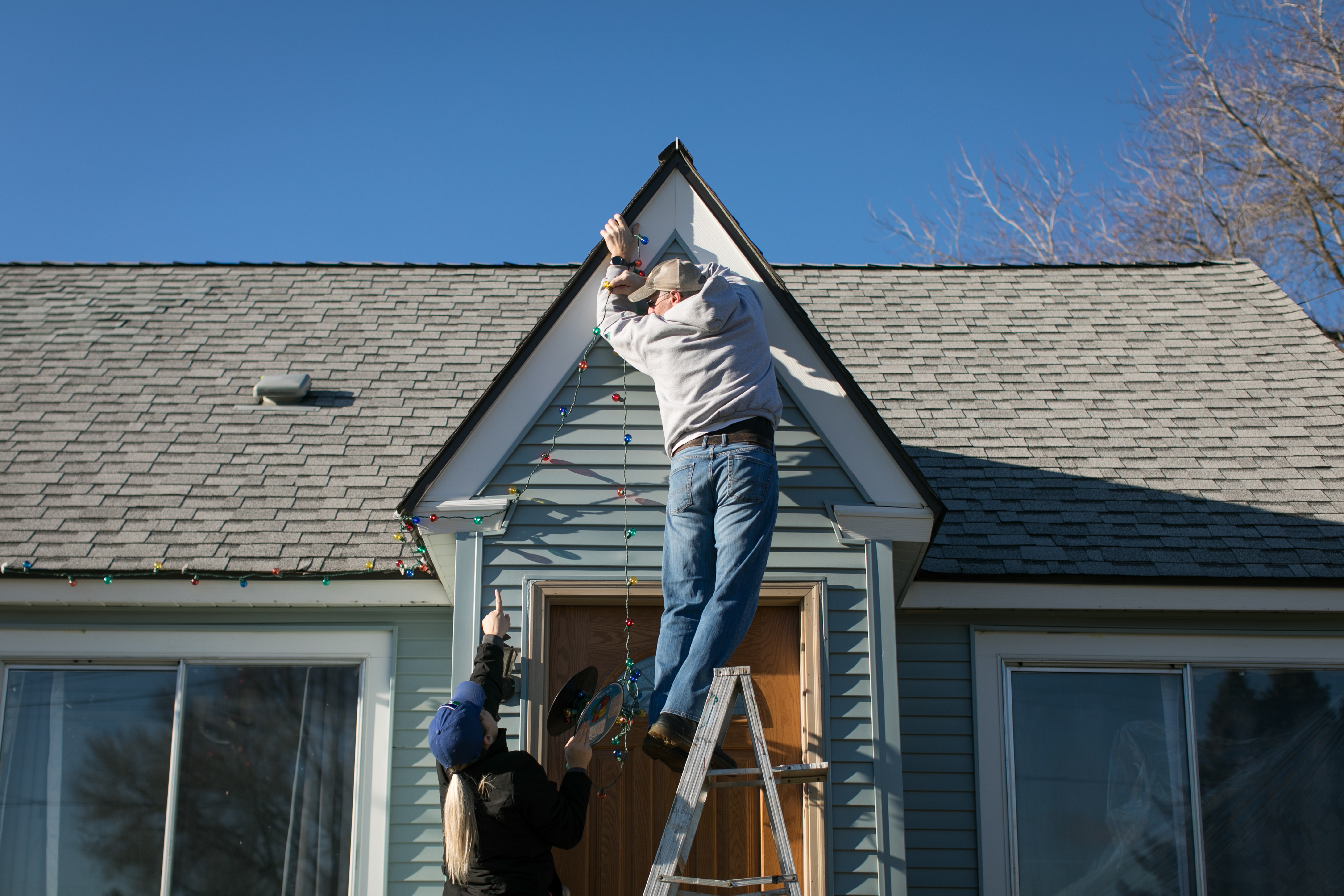 A picture of two techncians from Window Ninjas, a Virginia Beach Christmas lighting company.